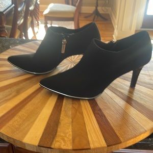 Bandolino Black 3 1/2 inch heel Gold trim mom sole and zipper tab